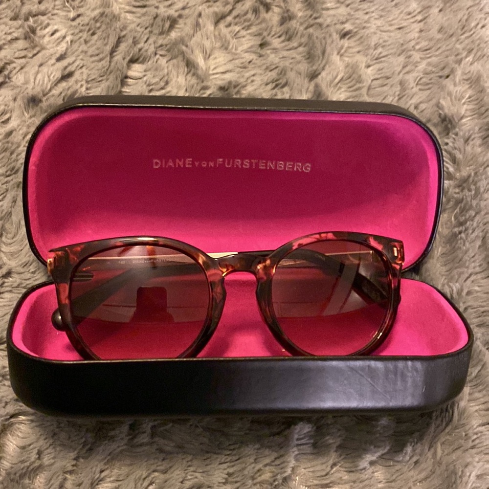 Tortoise Shell Gold Sunglasses - Picture 5 of 5